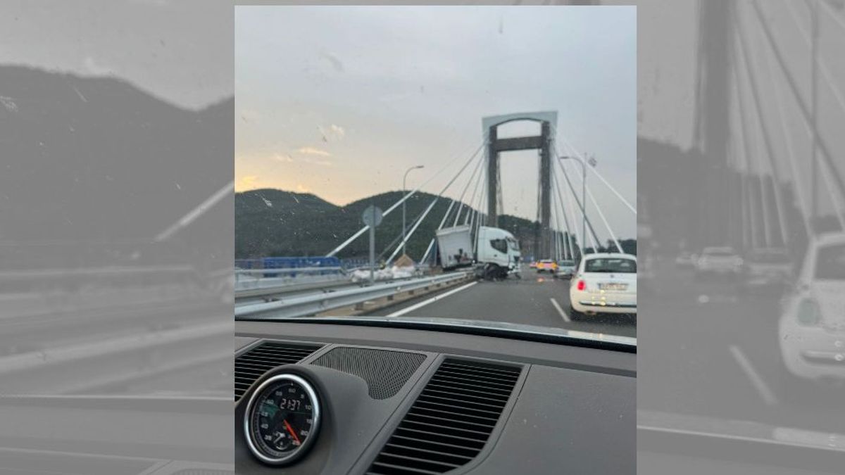 Un camión que perdió la carga corta durante horas el puente de Rande, en Pontevedra