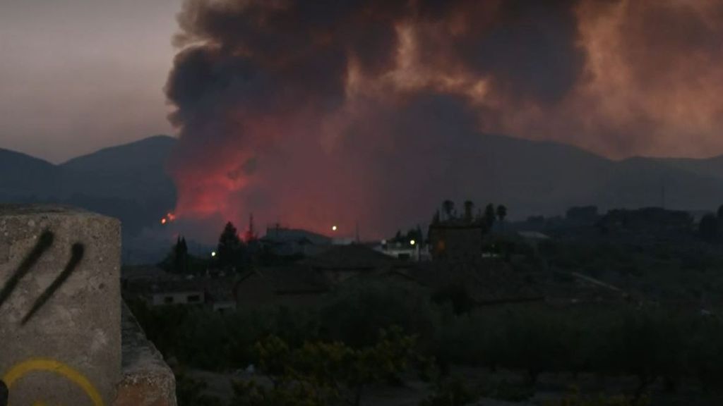 Un incendio forestal declarado en Benasau, en Alicante, obliga a evacuar Penáguila y Alcoleja