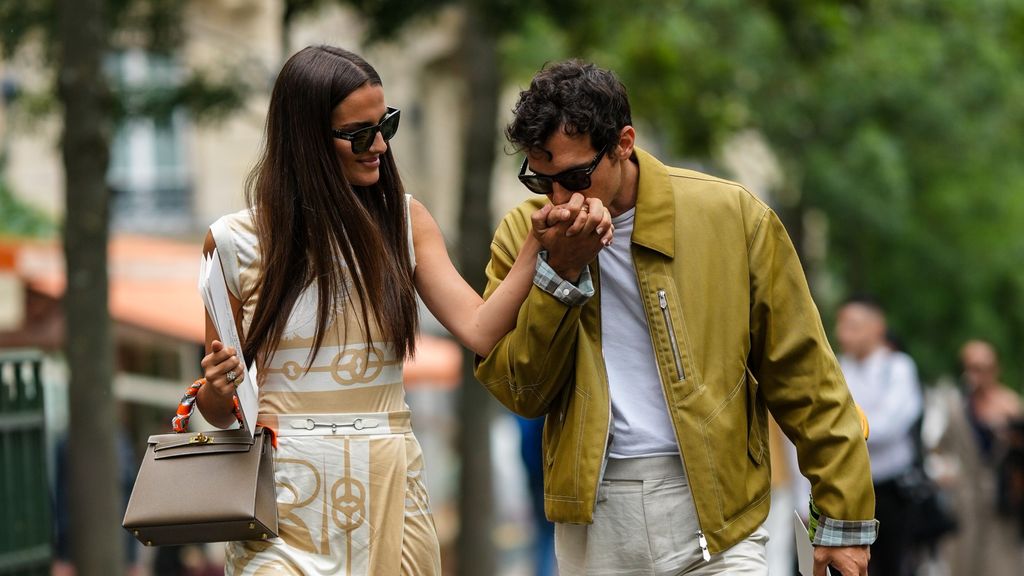 Una pareja paseando por la ciudad