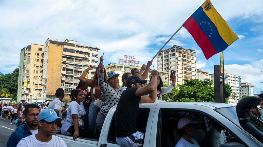 Venezuela arde en protestas con derribos de estatuas de Hugo Chávez tras las elecciones