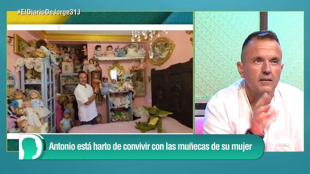 Antonio no quiere vivir con las muñecas de su mujer