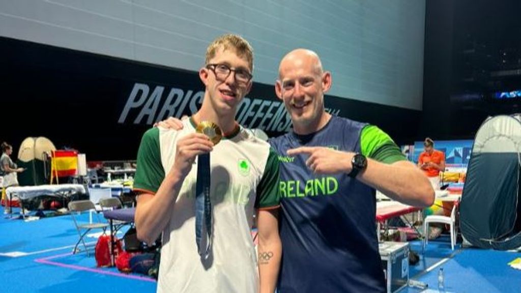 Daniel Wiffern celebra su medalla de oro en la natación de los Juegos Olímpicos de París