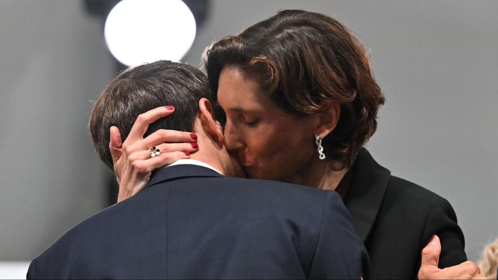 El beso de Macron y su Ministra de Deportes