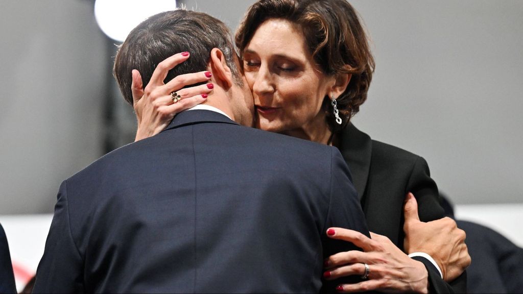 Extraño beso de Macron y su Ministra de Deportes