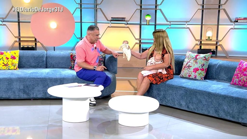 La reacción de Jorge Javier Vázquez al pedirle tocar una muñeca endemoniada