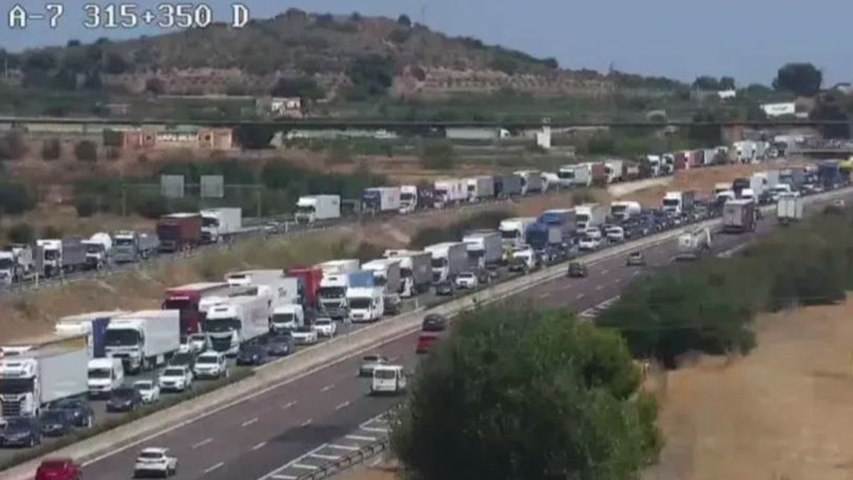 La autovia A-7  a la altura de VAlencia con una larga retención