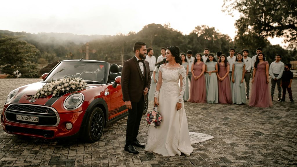 Novios, con los invitados de fondo