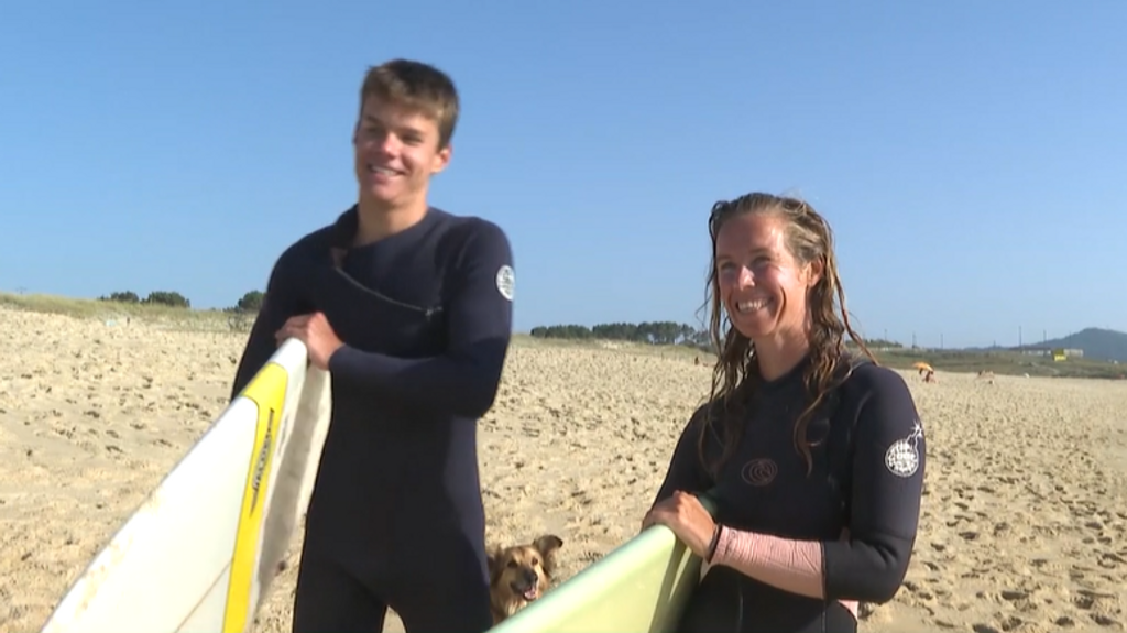 Dos surfistas salvan a siete personas de ahogarse en la playa de Porto do Son, en A Coruña