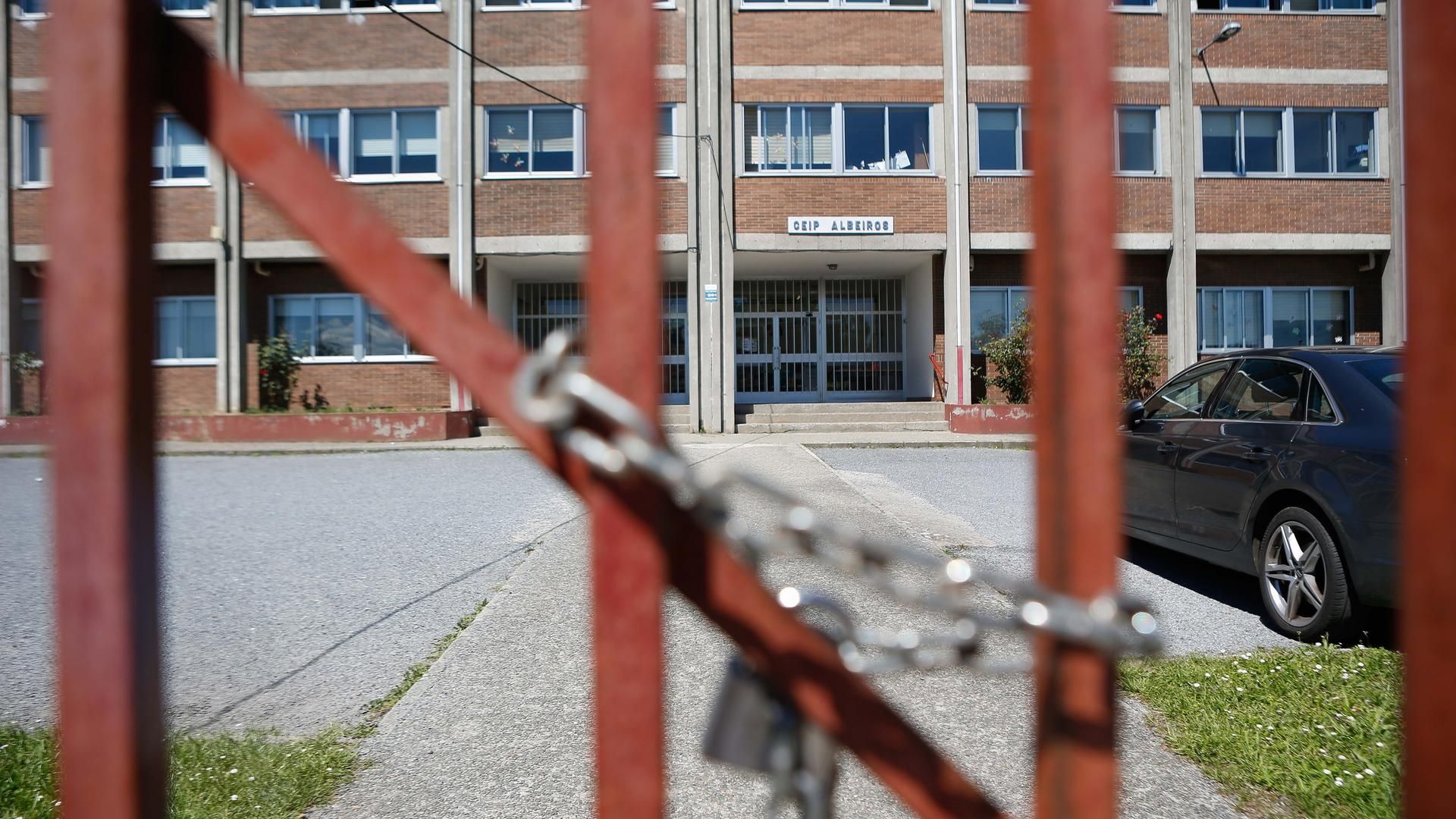 Archivo - Verja cerrada del CEIP Albeiros de Lugo a 29 de mayo de 2024, en Lugo, Galicia (España).