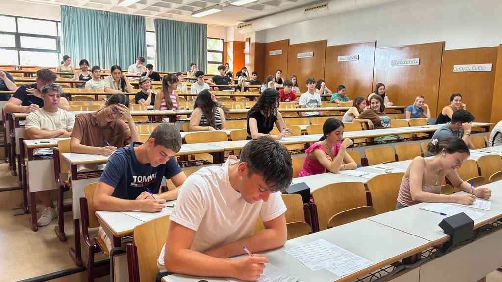 Estudiantes realizando la EBAU en la UA