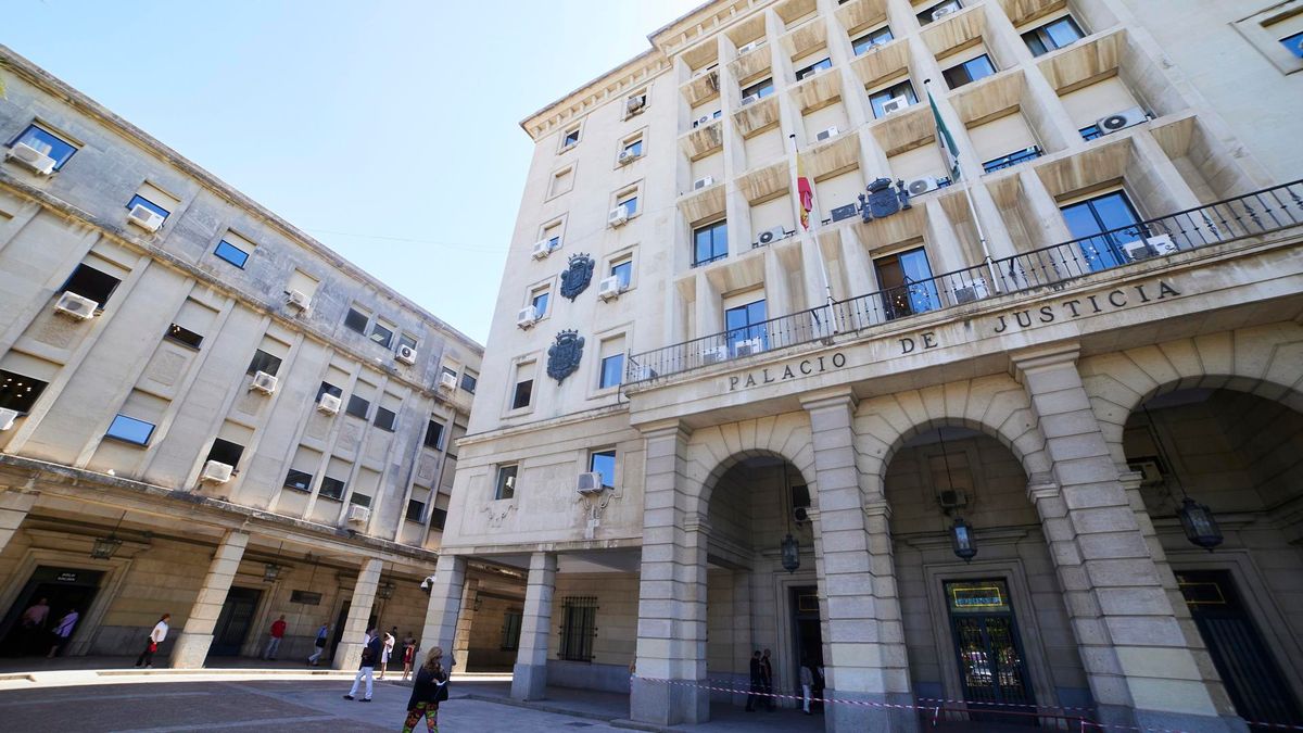 Archivo - Detalle de la fachada principal de la Audiencia Provincial de Sevilla