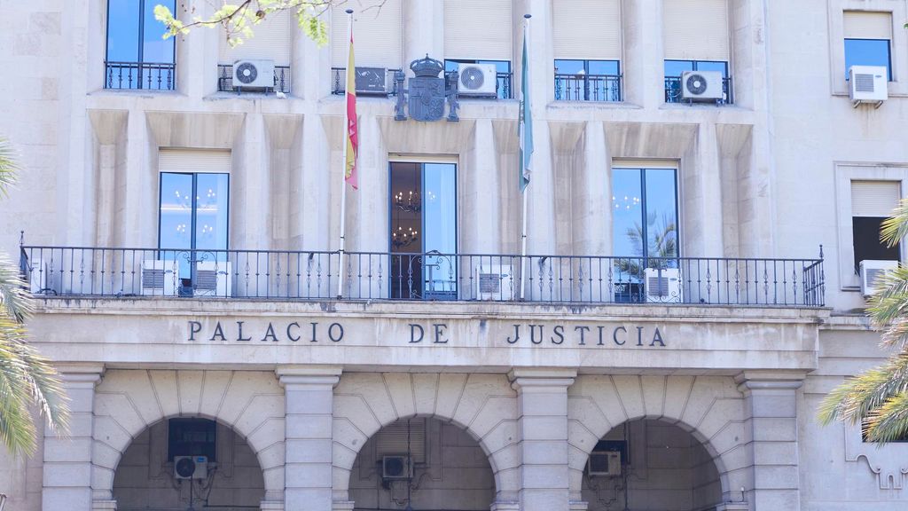 Archivo - Detalle de la fachada principal de la Audiencia Provincial de Sevilla