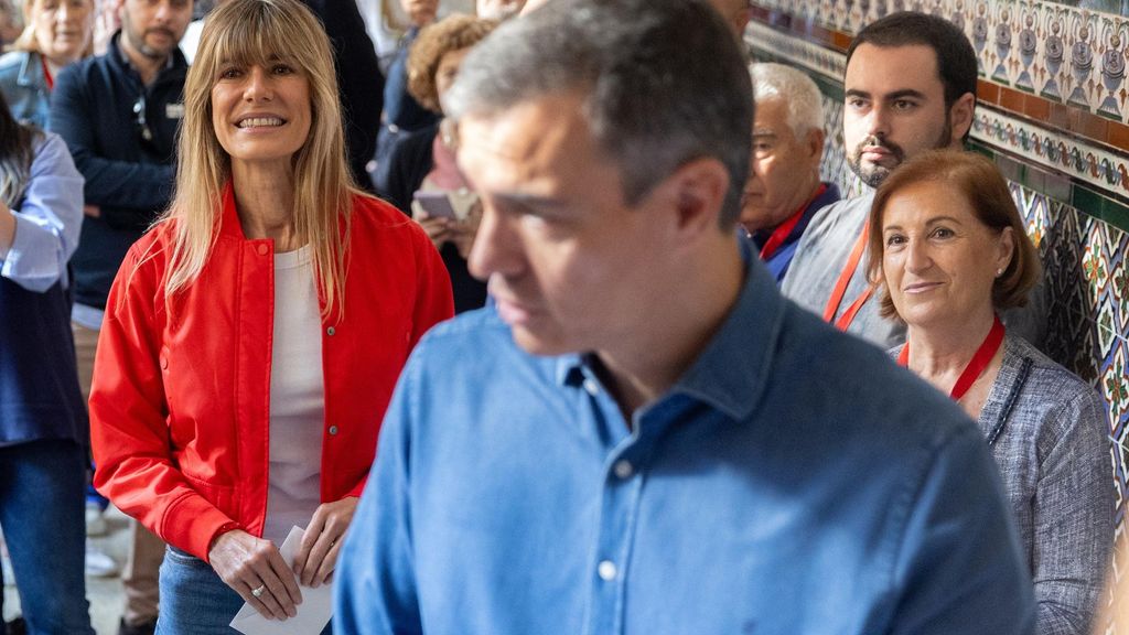 Archivo - El secretario general del PSOE y presidente del Gobierno de España, Pedro Sánchez (c), y su mujer, Begoña Gómez (i), ejercen su derecho a voto en el colegio de Nuestra Señora del Buen Consejo, a 9 de junio de 2024, en Madrid (España). Hoy tienen