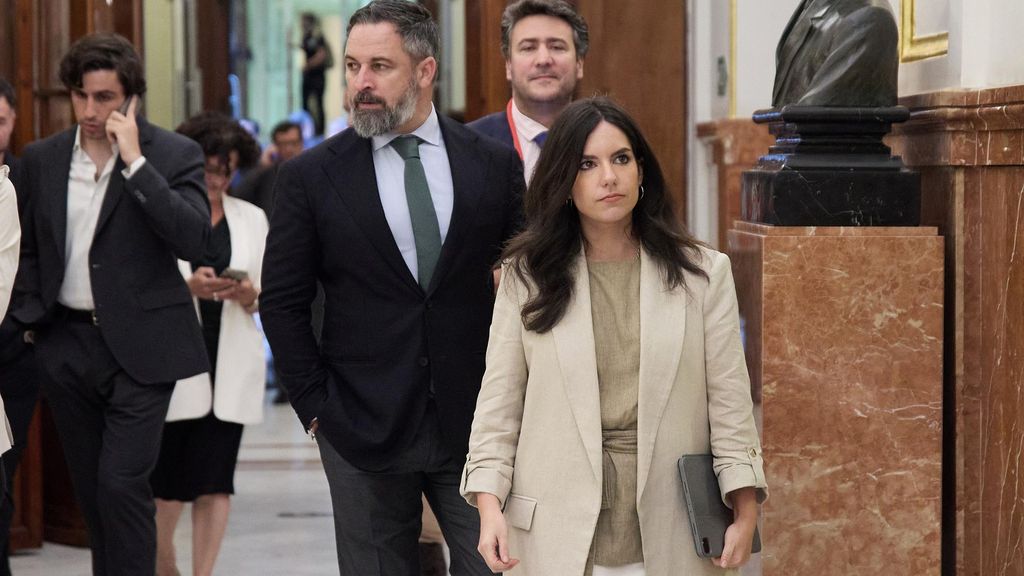 El líder de Vox, Santiago Abascal (2i) y la portavoz del partido en el Congreso, Pepa Millán (1d), a su salida de una sesión plenaria, en el Congreso de los Diputados, a 18 de junio de 2024, en Madrid (España). El Congreso debate y vota hoy, una iniciativ