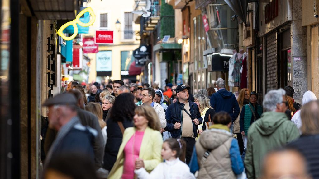 Archivo - Varios turistas en el centro de Palma de Mallorca, a 23 de abril de 2024, en Palma de Mallorca, Mallorca, Baleares (España).