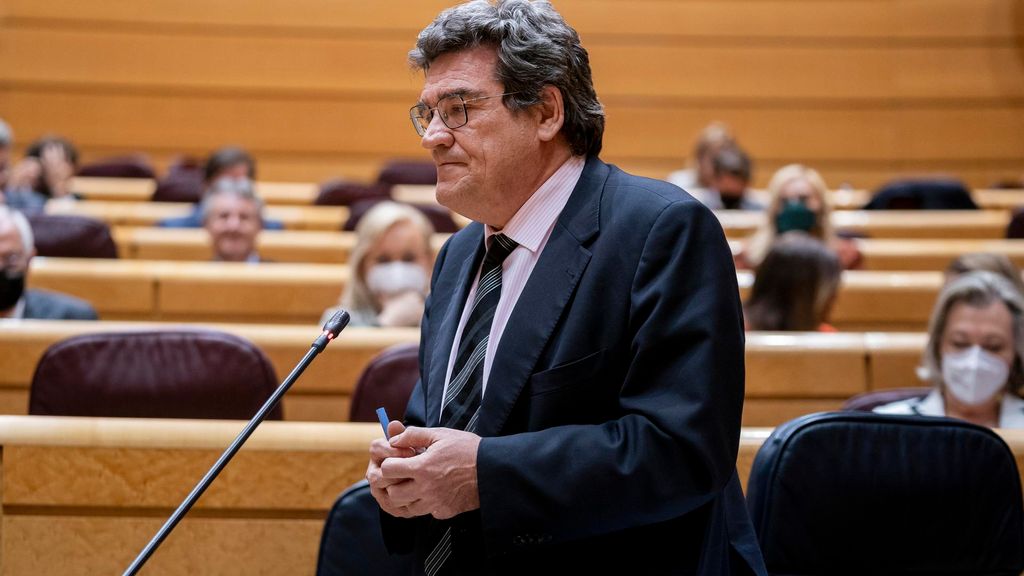 Archivo - El ministro de Inclusión, Seguridad Social y Migraciones, José Luis Escrivá, interviene en una sesión de control al Gobierno en el Senado, a 26 de abril de 2022, en Madrid (España). Esta es la segunda vez que el presidente del Ejecutivo asiste a