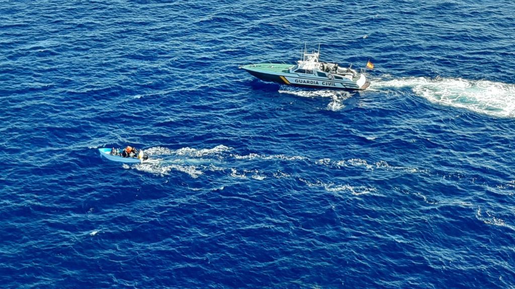 Archivo - Una patera localizada por la Guardia Civil.