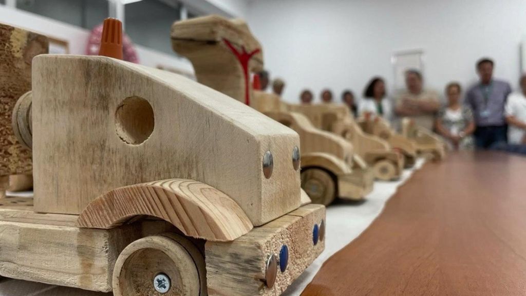 El Hospital Clínico de Málaga recibe medio centenar de juguetes de madera realizados de forma artesanal por un paciente en tratamiento