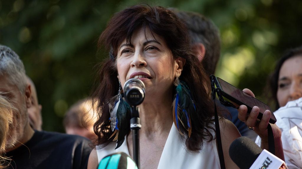 La ministra de Igualdad, Ana Redondo, atiende a los medios de comunicación durante la manifestación estatal del Orgullo LGTBI+ 2024, a 6 de julio de 2024, en Madrid (España).