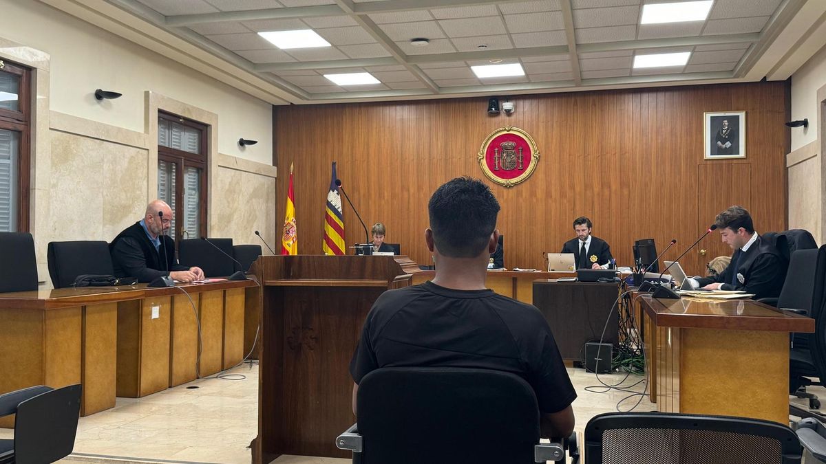 El acusado, sentado ante el Tribunal durante la vista previa al juicio.