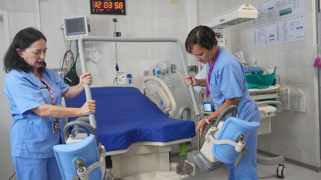 El Hospital Virgen Macarena incorpora una innovadora cama de partos que permite posturas más naturales.