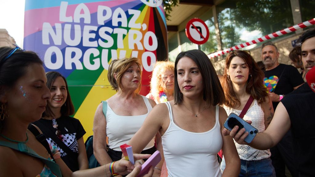La eurodiputada y número dos de Podemos, Irene Montero, atiende a los medios de comunicación durante la manifestación estatal del Orgullo LGTBI+ 2024, a 6 de julio de 2024, en Madrid (España).