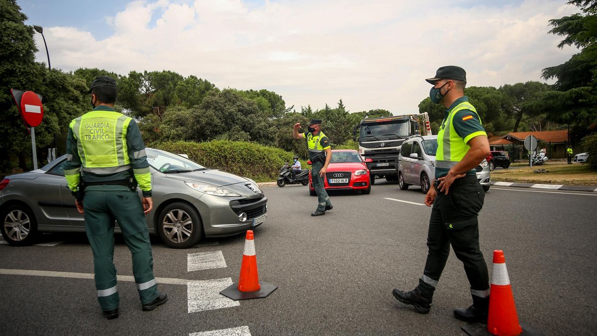 Archivo - Varios policías paran a los coches para someter a pruebas de control de consumo de drogas y alcohol a los conductores durante la presentación de una nueva campaña de la DGT, a 16 de junio de 2021, en Pozuelo de Alarcón, Madrid (España). Con la n