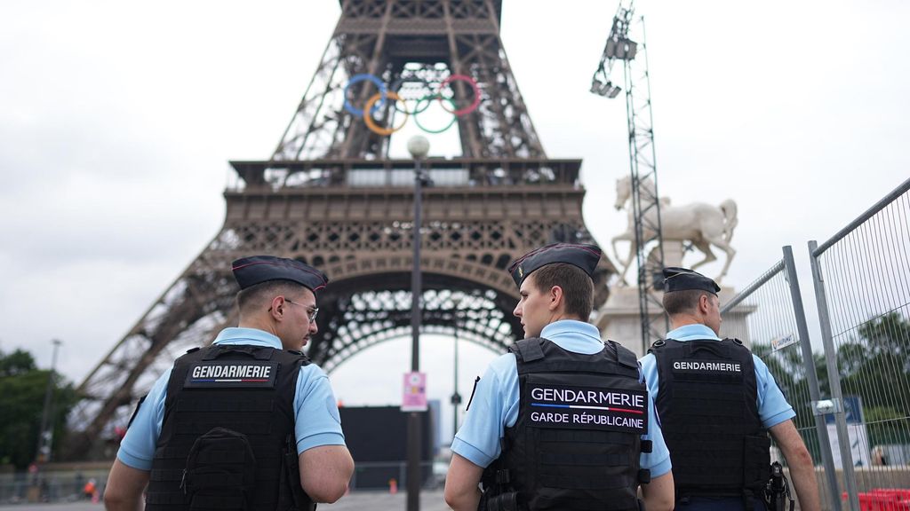 21 July 2024, France, Paris: Police officers walk along the Eiffel Tower ahead of Paris 2024 Olympic Games. Photo: Michael Kappeler/dpa