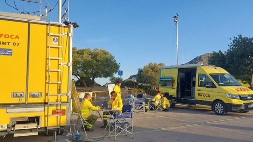 Efectivos del Plan Infoca desplegados por el incendio forestal declarado en Casares (Málaga)