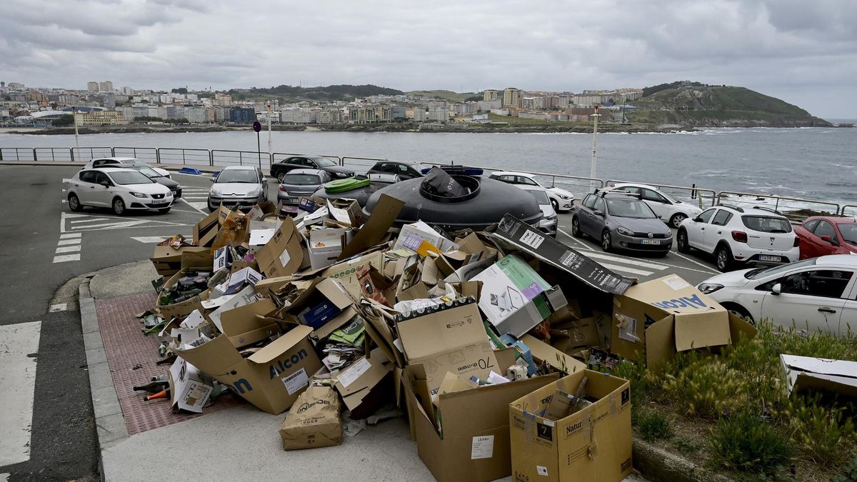 Basura amontonada junto a los contenedores durante la huelga de basuras en A Coruña