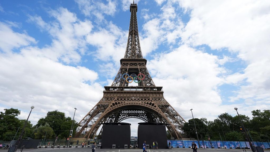 La Torre Eiffel con los aros olímpicos de los Juegos de Paris 2024.