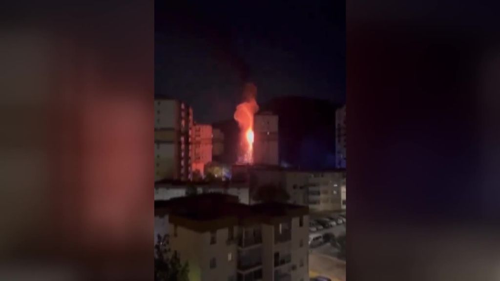 Espectacular explosión por una bombona de camping gas en una vivienda de La Palmilla, Málaga