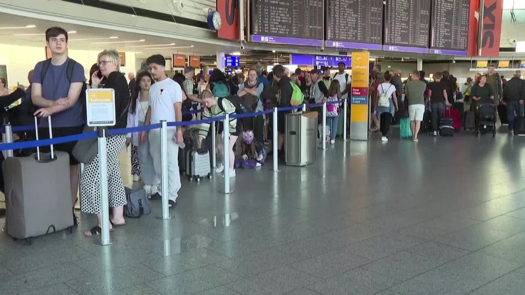 El Aeropuerto de Fráncfort suspende unos 140 vuelos por una protesta de activistas ecologistas