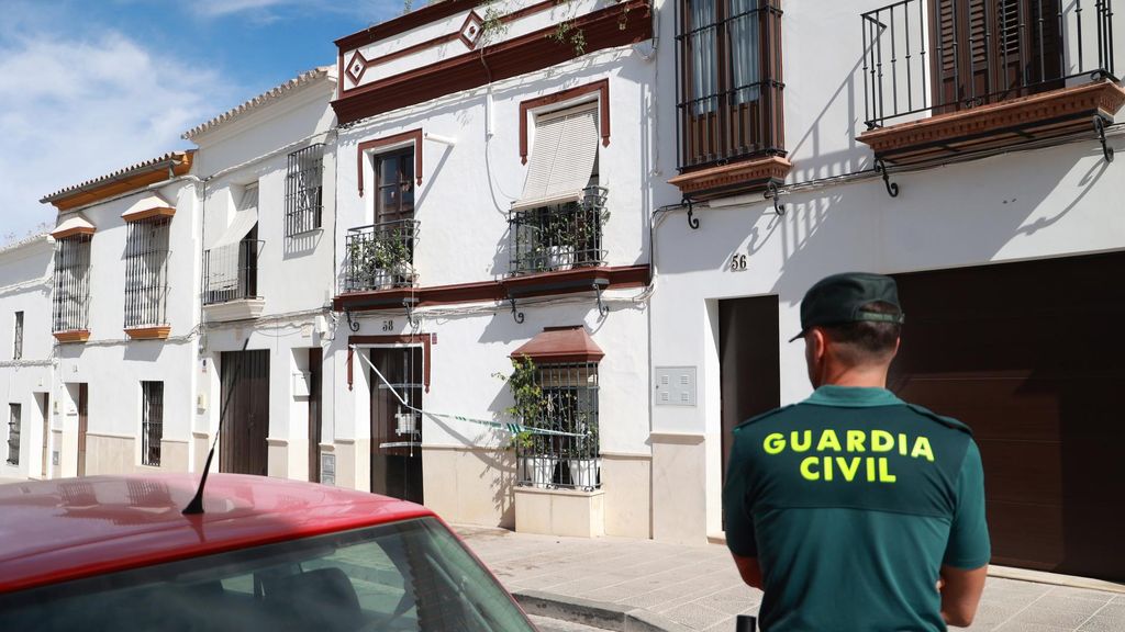 Archivo - Fachada de la vivienda en Osuna donde aconteció el crimen