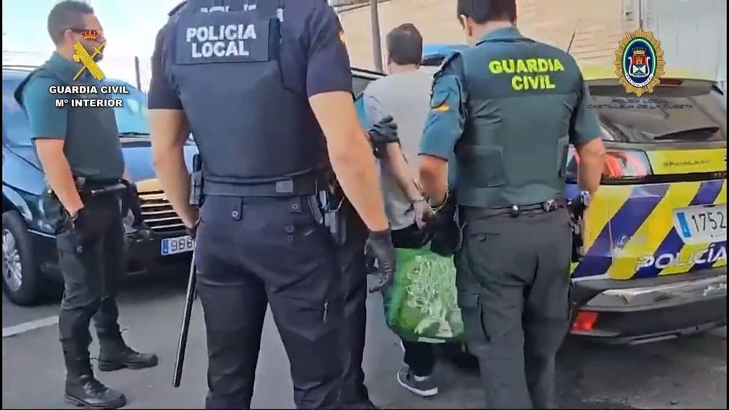 Los agentes conducen a uno de los detenidos por el robo de una lavandería de Castilleja.