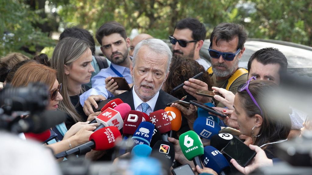 El abogado de Begoña Gómez, Antonio Camacho, atiende a medios en la entrada de la testifical del presidente de Gobierno, en el Palacio de La Moncloa, a 30 de julio de 2024, en Madrid (España). El juez que investiga a Begoña Gómez por tráfico de influencia