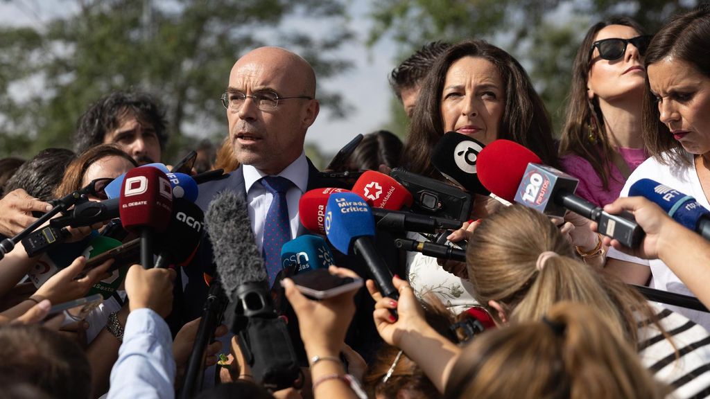 El coordinador jurídico de VOX, Jorge Buxadé, atiende a los medios de comunicación, a su llegada al Palacio de La Moncloa, a 30 de julio de 2024, en Madrid (España).