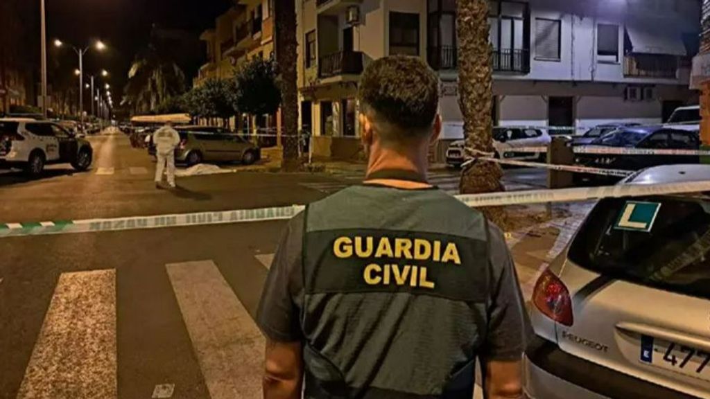 Agente de la Guardia Civil en la zona del hallazgo del cadáver