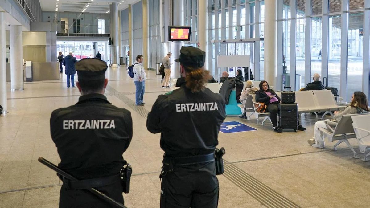 Agentes de la Ertzaintza vigilando la estación de autobuses de Vitoria-Gasteiz