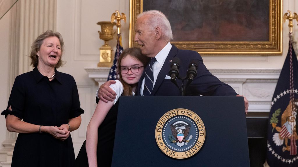 Joe Biden canta el 'Cumpleaños feliz' a la hija de una de los rehenes liberados por Rusia