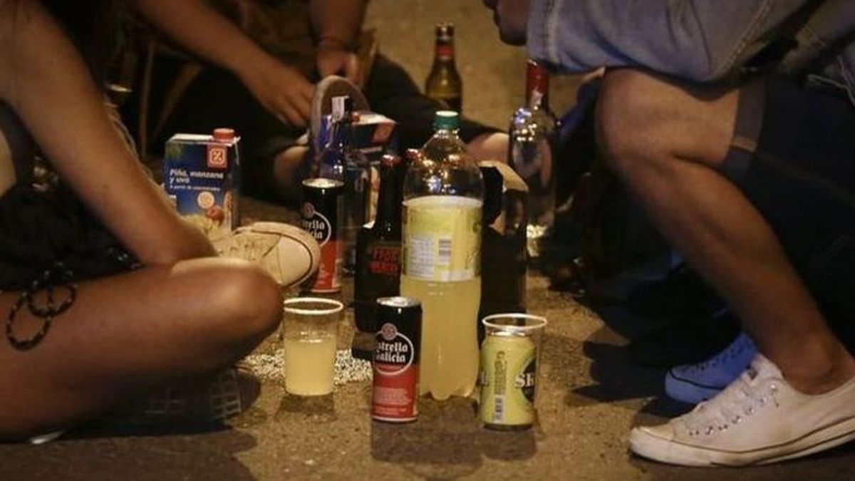 Jóvenes de Valladolid haciendo un botellón