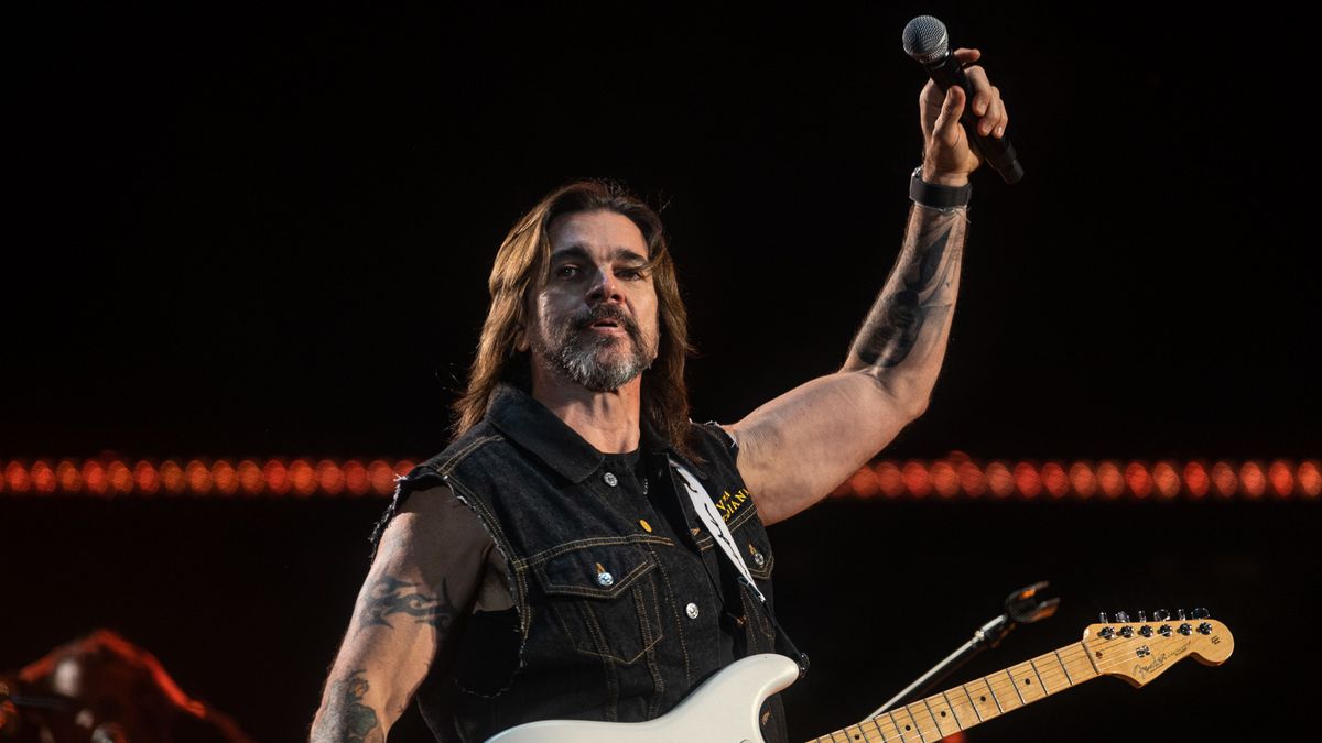 Juanes sigue en plena forma a punto de cumplor 52 años