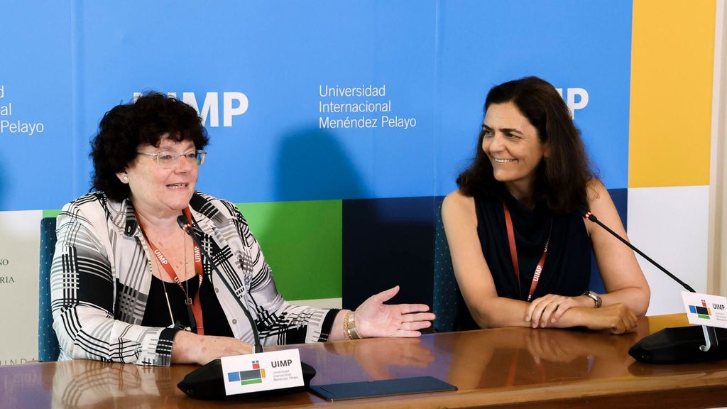 La presidenta de la Sociedad Española de Inmunología, Silvia Sánchez-Ramón (d), y la catedrática de Inmunología de la Universidad de Vigo, África González.