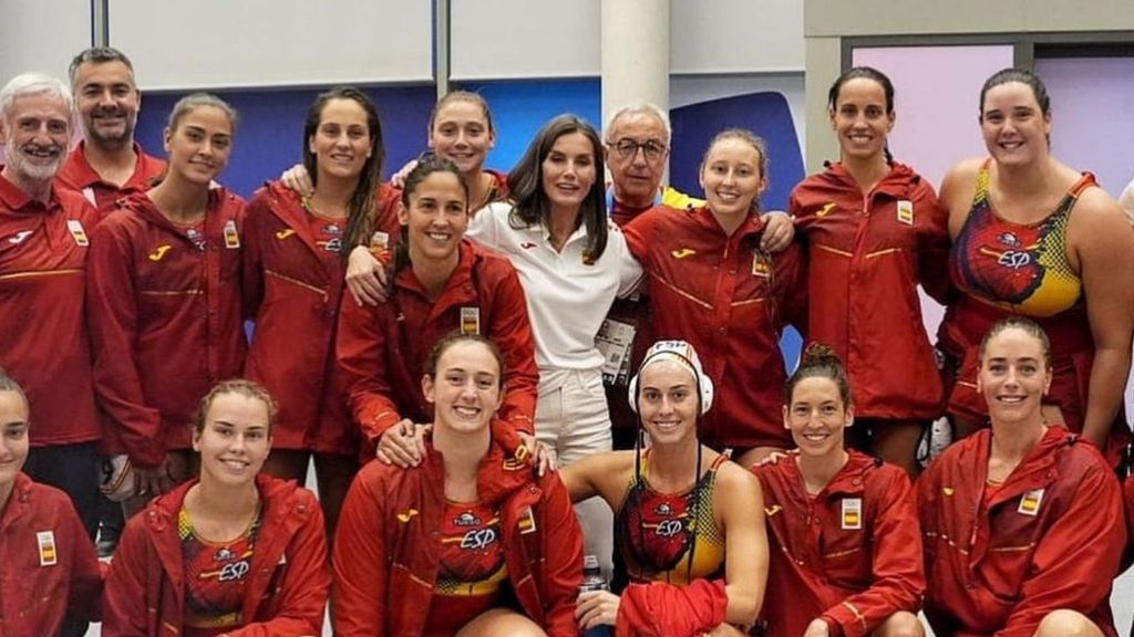 La reina Letizia junto a la selección femenina de waterpolo en Paris.jpg