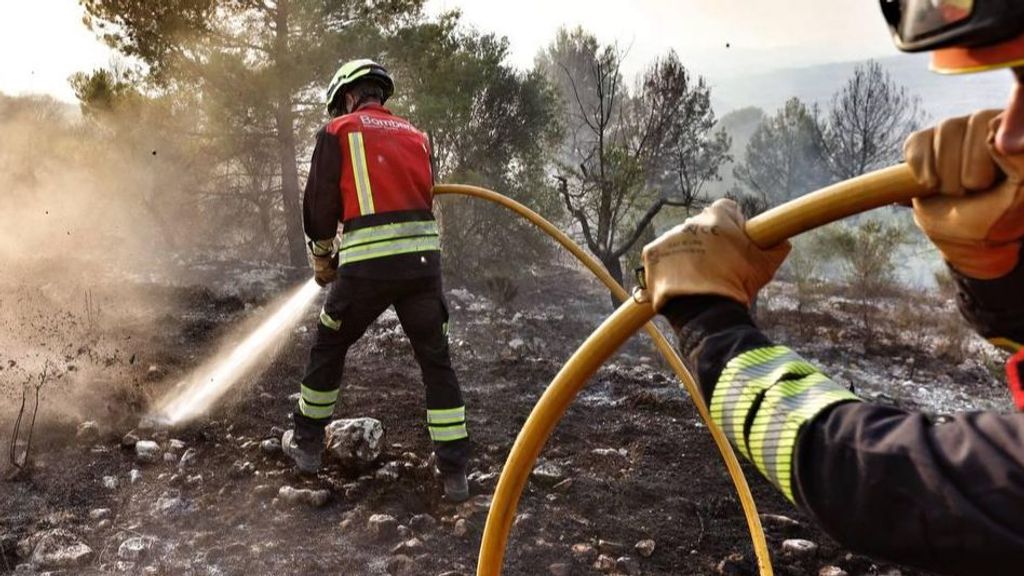 Los bomberos refrescando los puntos calientes