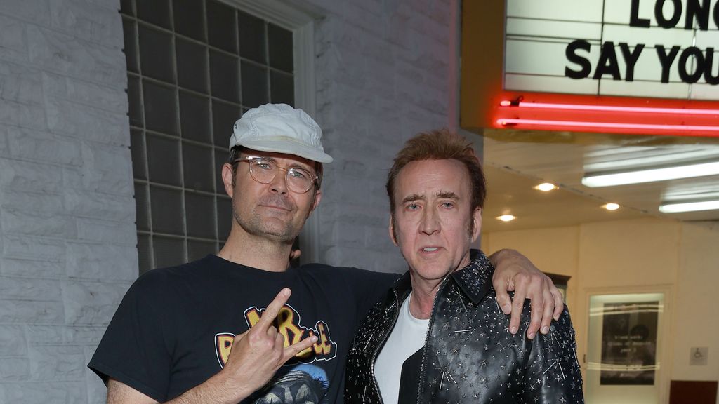 Osgood Perkins, haciendo los cuernitos satánicos, junto a Nicolas Cage.