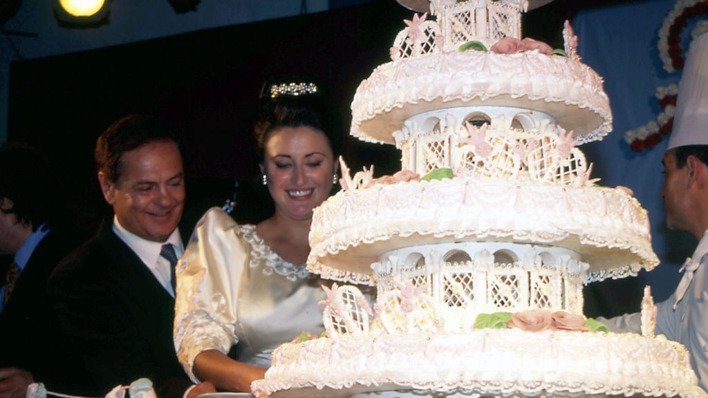 RAquel Mosquera y PEdro Carrasco parten la tarta