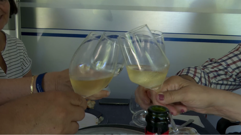 Un brindis por la vida en el camping