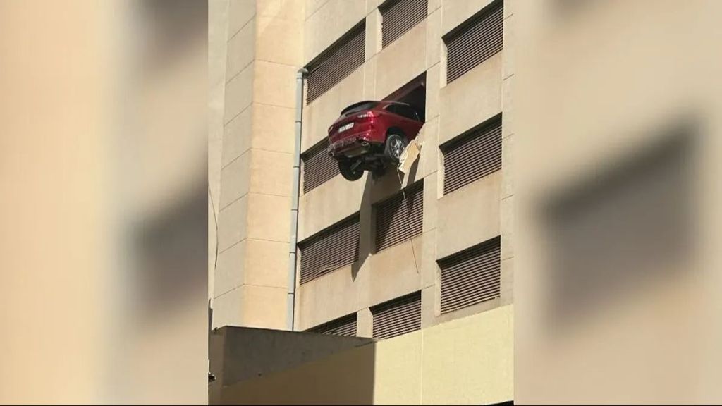 Un coche ha quedado suspendido así en la tercera planta de un edificio de aparcamientos de Ibiza