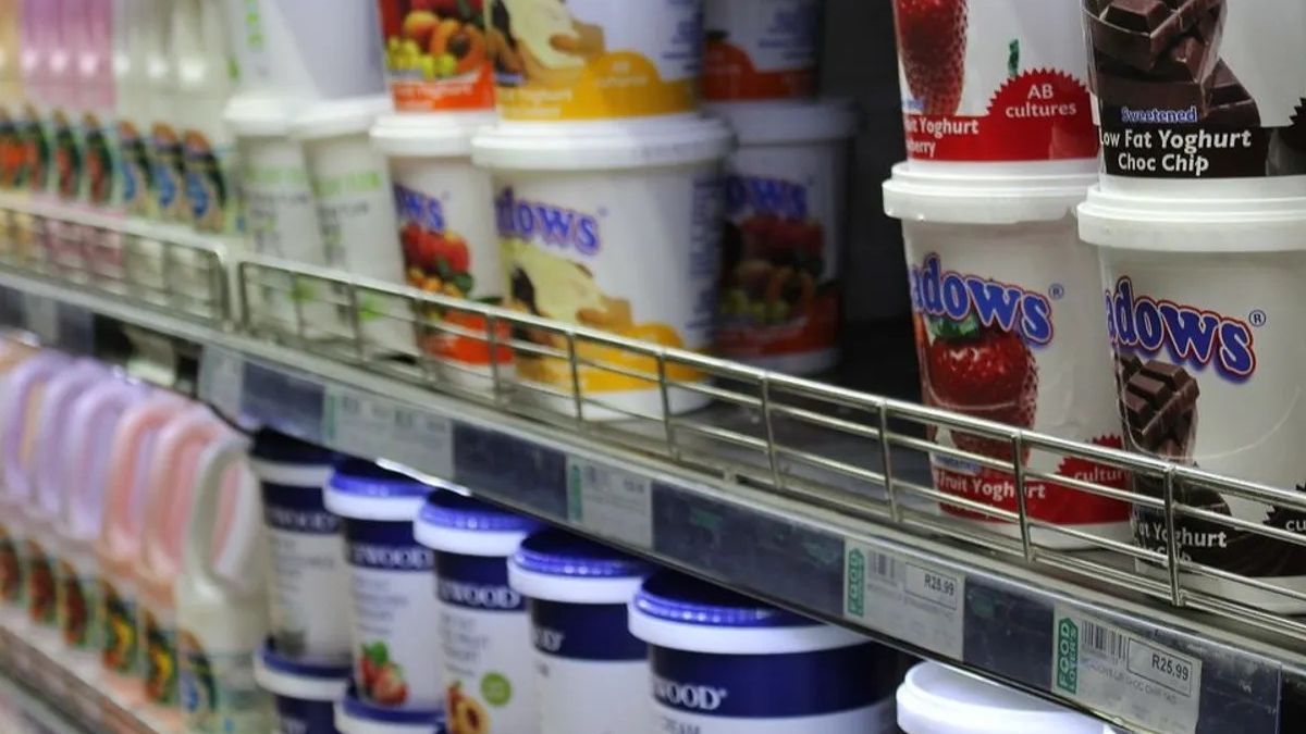 Yogures en una estantería de un supermercado